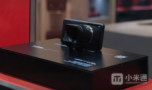 小米12S Ultra概念机旗舰店登场 手机还能接镜头！